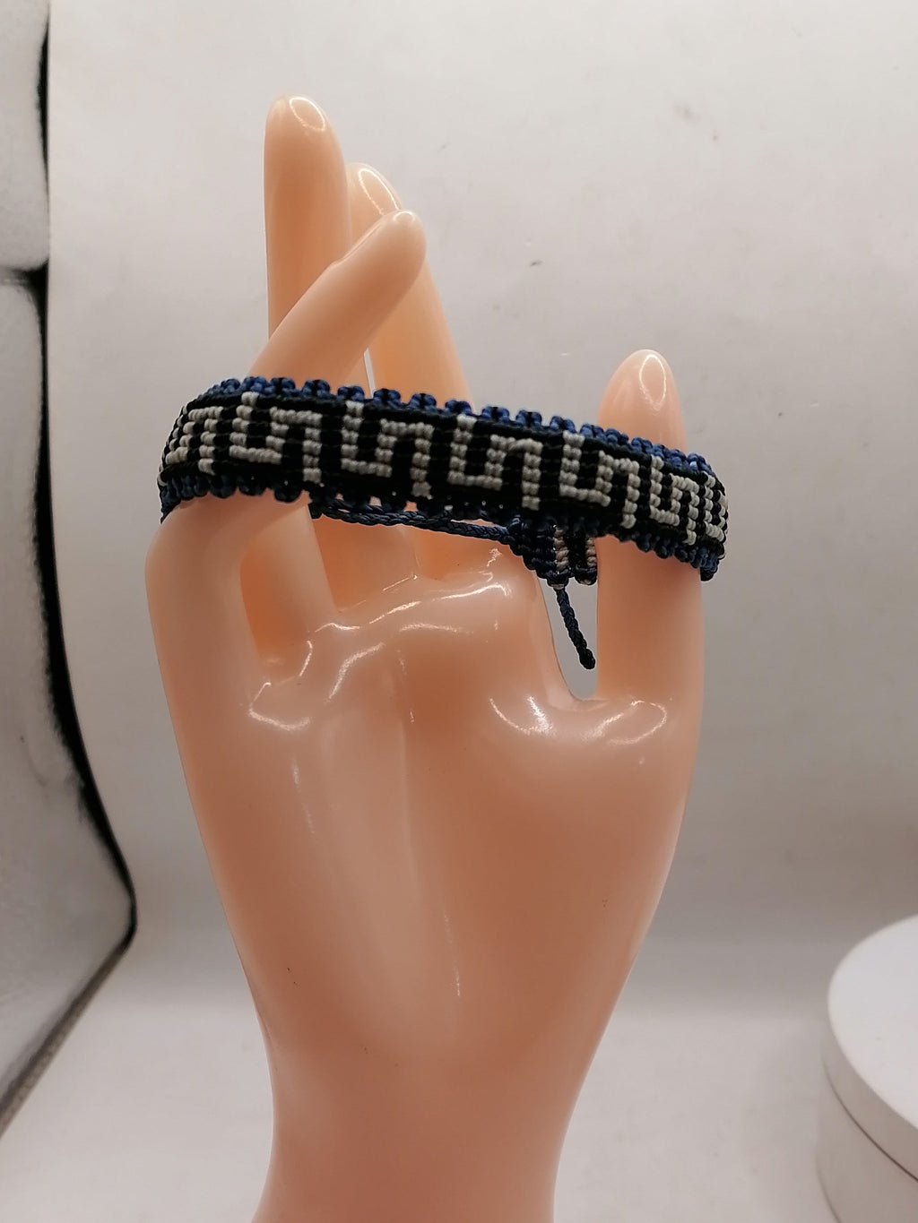 Unisex Woven Macrame Thread Bracelet with Labyrinth Design, Peruvian Handicraft from Cusco