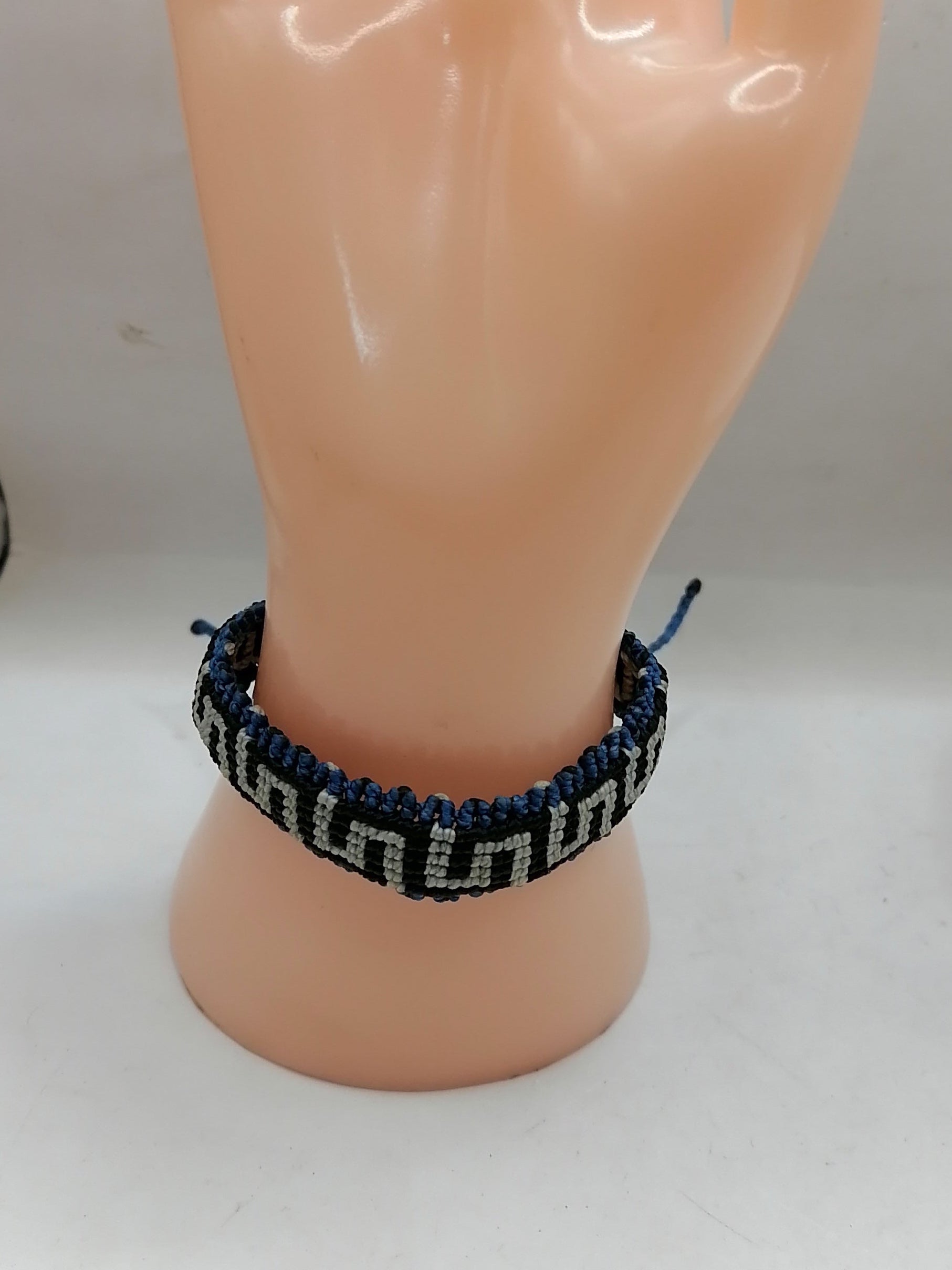 Unisex Woven Macrame Thread Bracelet with Labyrinth Design, Peruvian Handicraft from Cusco
