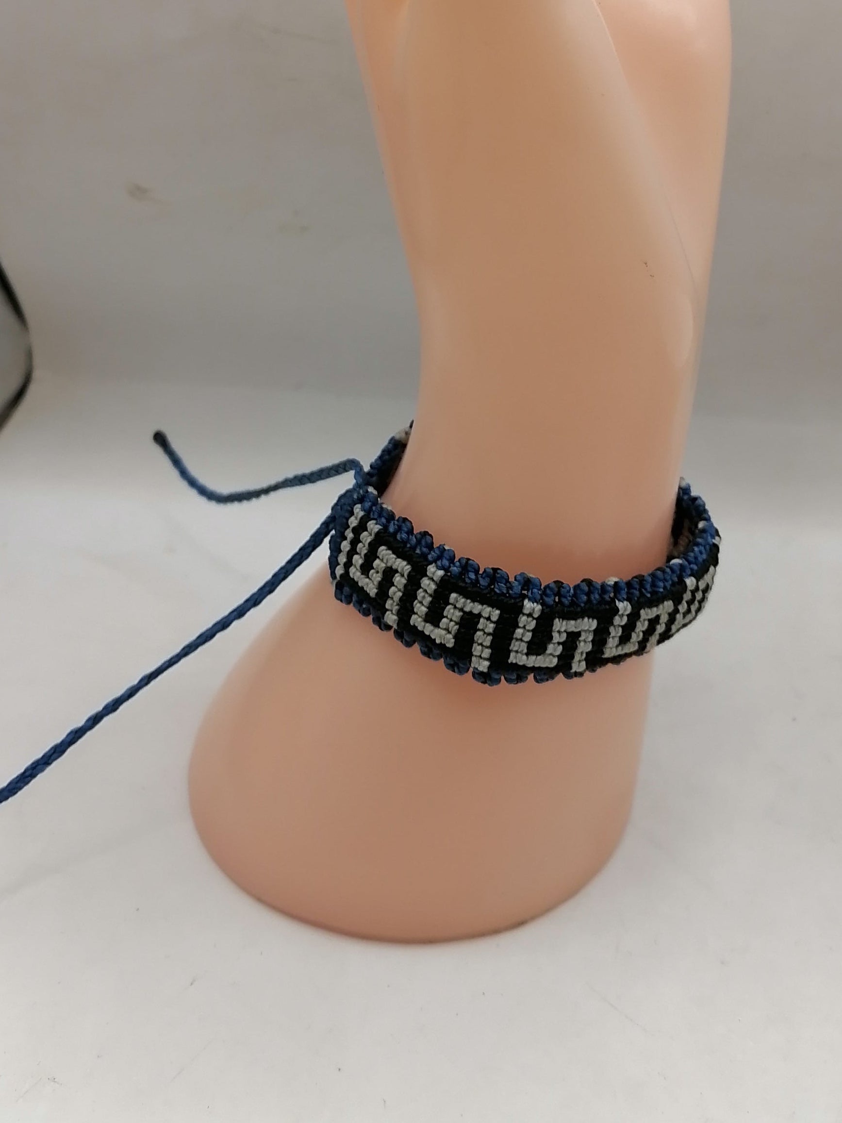 Unisex Woven Macrame Thread Bracelet with Labyrinth Design, Peruvian Handicraft from Cusco