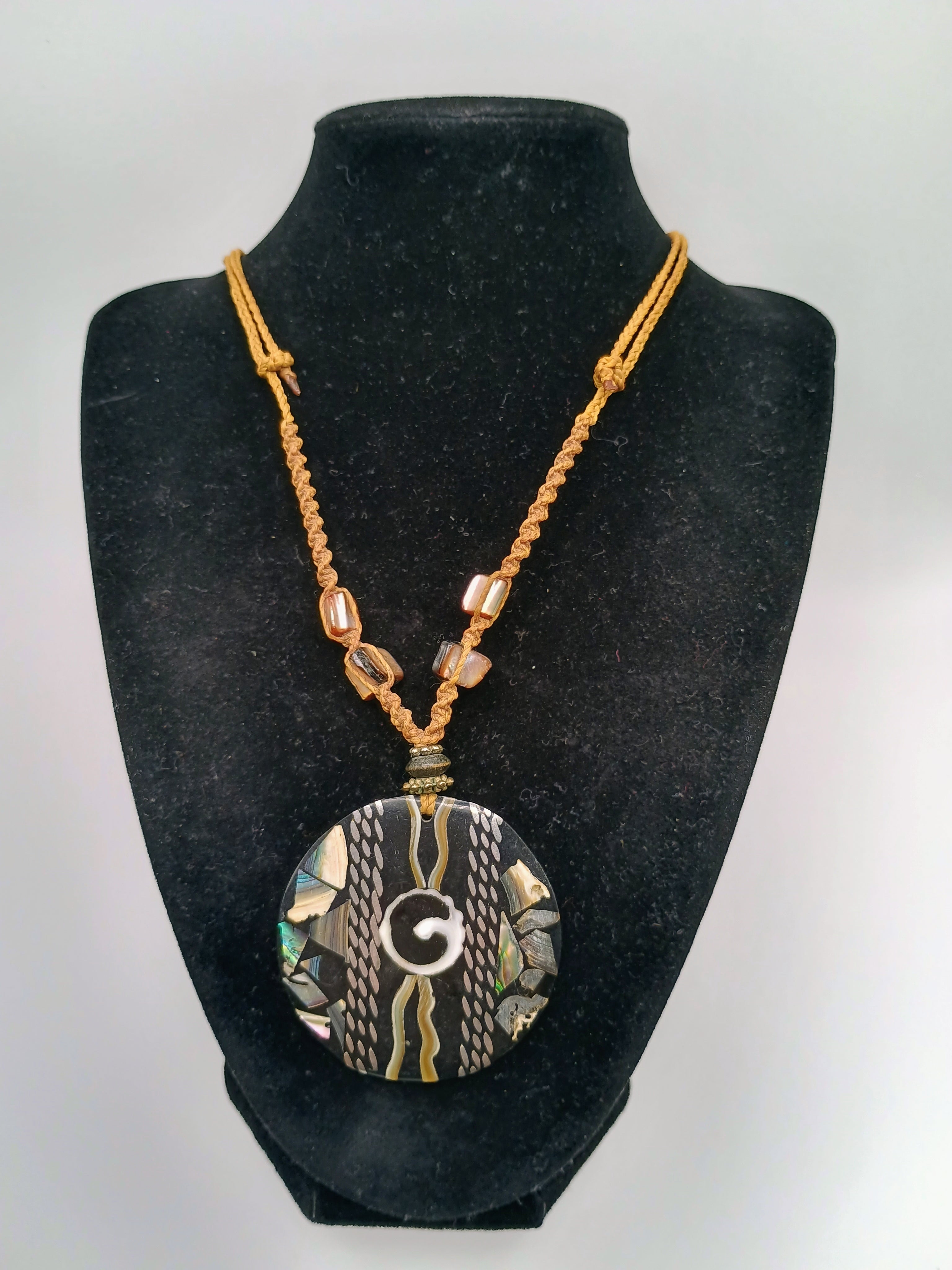 Peruvian necklace woven in macrame thread and pearlescent shell